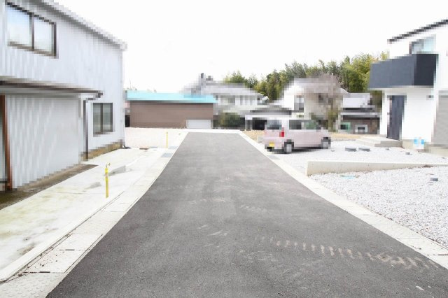 香南市野市町父養寺　中古戸建（未入居物件）の前面道路含む現地写真