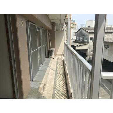 江崎第7ビルのバルコニー|バルコニーからの眺めを楽しみながら食事をしませんか