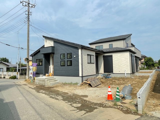 藤岡市下栗須（全4棟）1号棟の前面道路含む現地写真