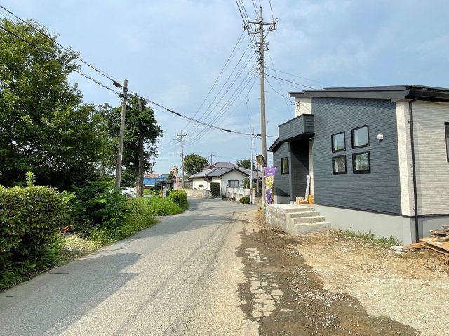 藤岡市下栗須（全4棟）1号棟の前面道路含む現地写真