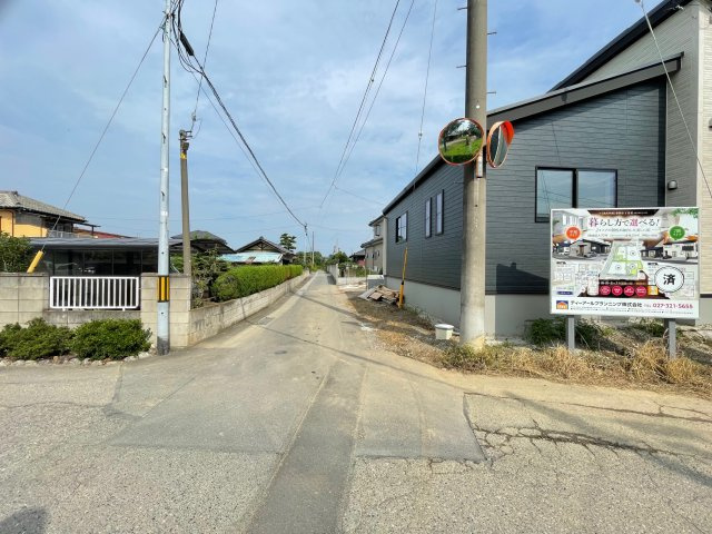 藤岡市下栗須（全4棟）1号棟の前面道路含む現地写真