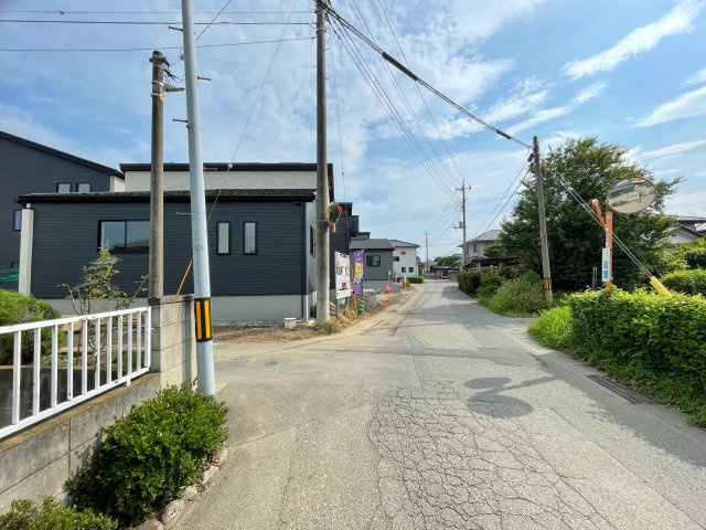 藤岡市下栗須（全4棟）1号棟の前面道路含む現地写真