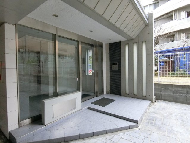 熊本市中央区上林町の賃貸マンションのエントランス