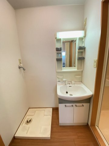 ボニートロッサⅢの洗面所|別部屋反転間取のお写真になります。参考にご覧くださいませ。