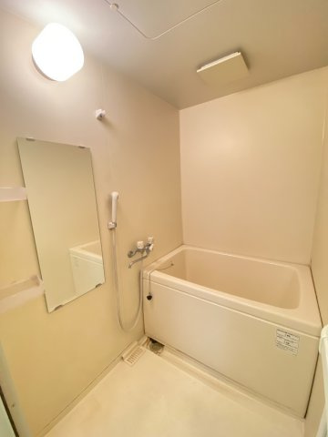 ボニートロッサⅢの浴室|別部屋反転間取のお写真になります。参考にご覧くださいませ。