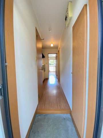 ボニートロッサⅢの玄関|別部屋反転間取のお写真になります。参考にご覧くださいませ。