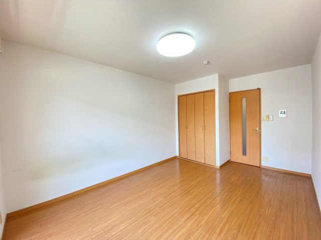 ボニートロッサⅢの居間・リビング|別部屋反転間取のお写真になります。参考にご覧くださいませ。