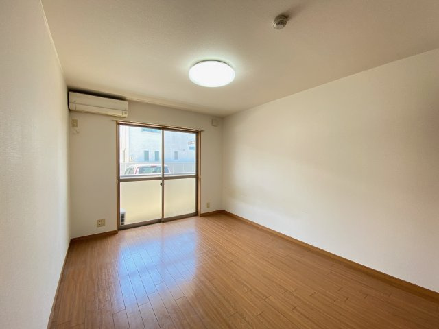 ボニートロッサⅢの居間・リビング|別部屋反転間取のお写真になります。参考にご覧くださいませ。