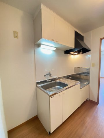 ボニートロッサⅢのキッチン|別部屋反転間取のお写真になります。参考にご覧くださいませ。