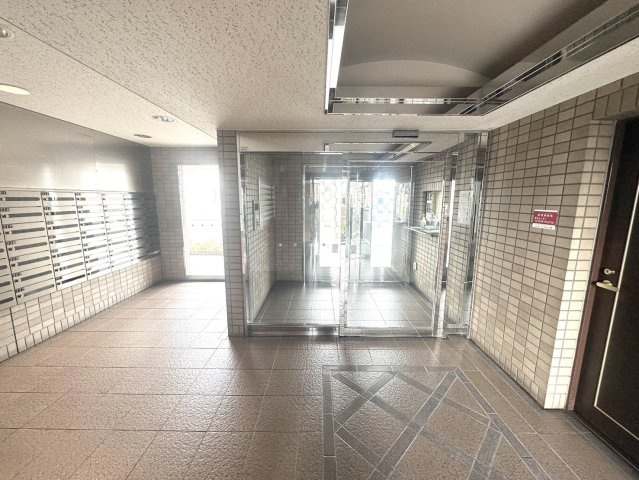 ロイヤルシャトー南仙台のエントランス