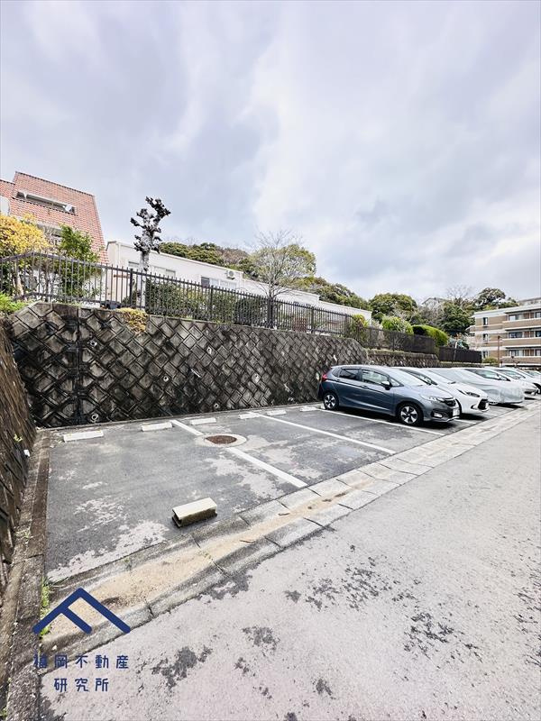 スカイタウン寺塚25号棟の駐車場