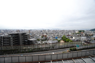 【展望】 | 【四季を感じる】
四季の移ろい・爽やかな青空や風を感じられ
自然を愉しめるパノラマビュー。
毎日の暮らしに余裕を感じさせてくれる、
遮る物の無い開放的な眺望を是非、ご堪能ください。