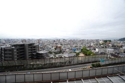 【展望】 | 【上質リノベ】バルミー高須 | 【四季を感じる】
四季の移ろい・爽やかな青空や風を感じられ
自然を愉しめるパノラマビュー。
毎日の暮らしに余裕を感じさせてくれる、
遮る物の無い開放的な眺望を是非、ご堪能ください。