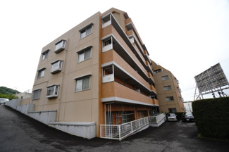 【外観】 | 【耐震性】
耐震性の高さを判断するポイントは、
建築確認申請日が1981年6月1日以降の
新耐震基準に適合しているかどうか。
震度６程度の大地震でも
建物が崩壊しないレベルが基準になりました。