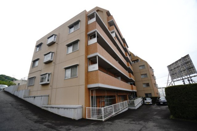 【外観】 | 【上質リノベ】バルミー高須 | 【耐震性】
耐震性の高さを判断するポイントは、
建築確認申請日が1981年6月1日以降の
新耐震基準に適合しているかどうか。
震度６程度の大地震でも
建物が崩壊しないレベルが基準になりました。