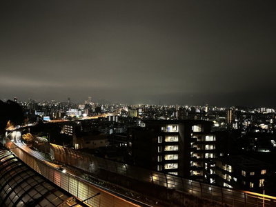 【展望】 | 【上質リノベ】バルミー高須 | 【Night View】
物件からの夜の景色は、隠れ夜景スポットのよう。
お仕事から疲れて帰ってきて、この夜景を楽しめるのも
この立地ならでは。
もう少し早い時間のサンセット夜景もキレイかも。