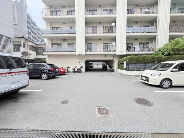 サンライフ西公園マンションの駐車場