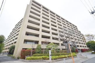 【外観】 | 周辺の建物に比べて、ひときわ大きなサイズのマンションです。大型コミュニティであることは、良いマンションの指標のひとつ。～即日のご見学可能～　お問合せはお気軽にどうぞ。