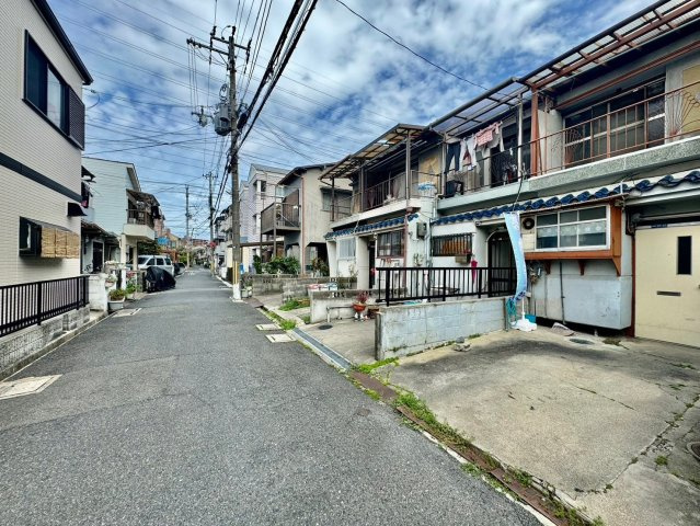四条畷市江瀬美町　中古テラスの前面道路含む現地写真