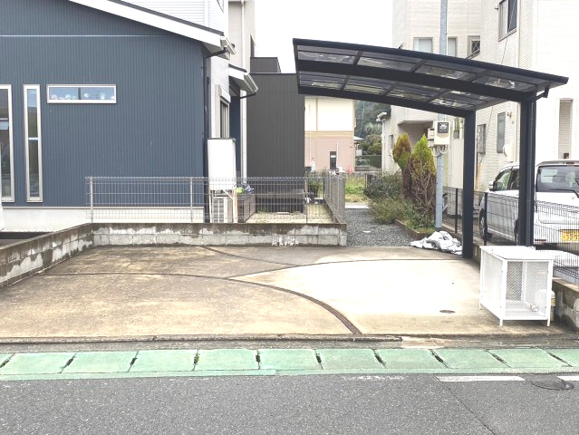 篠栗町大字篠栗中古戸建の駐車場|駐車場の奥が玄関になります！