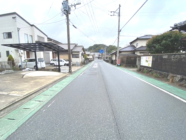 篠栗町大字篠栗中古戸建の前面道路含む現地写真|しっかり幅員があるので駐車もしやすいですね！