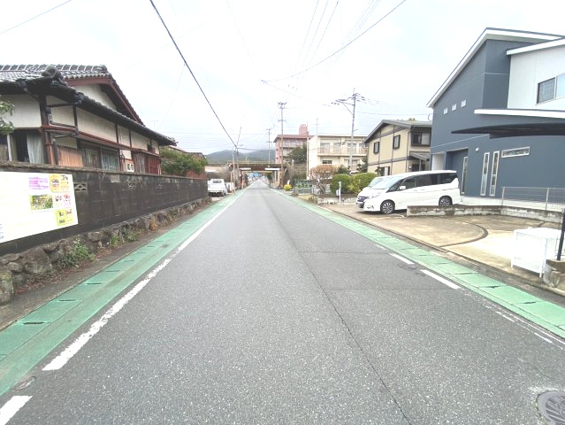 篠栗町大字篠栗中古戸建の前面道路含む現地写真|駐車場の前面道路の幅員は約８ｍです。