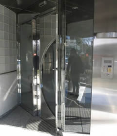 世田谷区上用賀５丁目の店舗事務所のエントランス