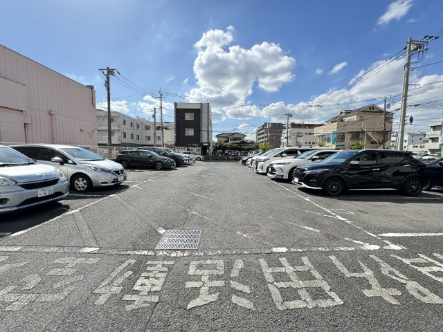 ＧＲＡＮＤ　ＲＩＳＥ　住居の駐車場