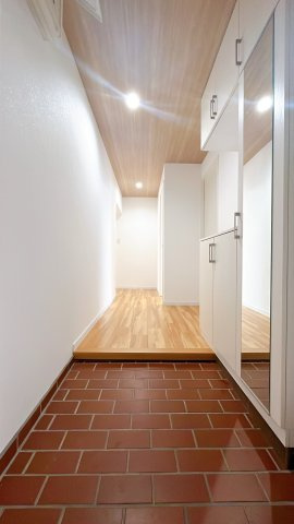 【玄関】 | スカイタウン寺塚住宅25号棟 | 玄関に姿見の鏡があること。これ重要だっていう人は案外多いんです。