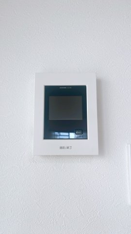 【防犯設備】 | スカイタウン寺塚住宅25号棟 | 「見える安心」をカタチにしたモニター付きインターホン。お子様の留守番時にも安心です。