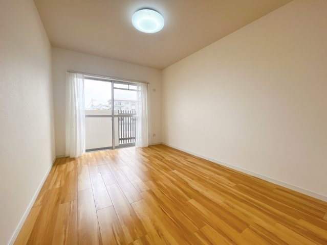 【洋室】 | スカイタウン寺塚住宅25号棟 | たとえ。小さかろうとやっぱり窓のある・なしは大きく違うもの。あるんです。窓。差し込む光はちゃんと朝を教えてくれるみたいです。