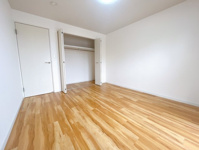 【洋室】 | スカイタウン寺塚住宅25号棟 | 落ち着いた濃い茶色の床がもたらす、ぬくもりと静かさ。