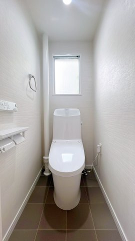 【トイレ】 | スカイタウン寺塚住宅25号棟 | 清潔感のある温水洗浄付きトイレ。シンプルな空間が考え事にはもってこい。