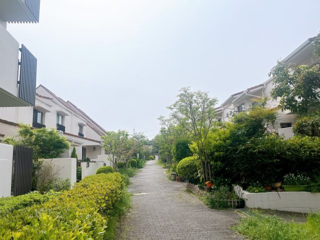 【その他共用部分】 | スカイタウン寺塚住宅25号棟 | しっかりと管理された共用部。緑が贅沢に広がります。