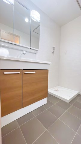 【キッチン】 | スカイタウン寺塚住宅25号棟 | １日の始まりを迎える、この場所。大きな鏡と明るい照明が、眠たい朝も優しく包みます。
シャンプードレッサー仕様で、落ちた髪の毛を流すのもラクチン♪