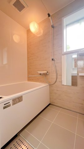 【浴室】 | スカイタウン寺塚住宅25号棟 | お風呂にも窓完備、無いより有る方が断然にいいですね！なぜなら、明るく、開放的で、何よりカビが発生しづらいです。