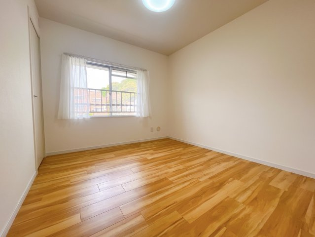 【洋室】 | スカイタウン寺塚住宅25号棟 | なるべく光をとろうとしたつくり。白+光＝輝きだったんだと気が付きます。