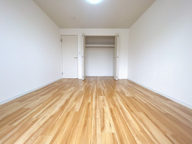 【洋室】 | スカイタウン寺塚住宅25号棟 | 一人ひとり快適な空間は違うからこそ、家具の配置もアレンジしやすいシンプルなデザインに。