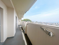 【バルコニー】 | スカイタウン寺塚住宅25号棟 | あまりの眺めの良さに、その場を離れるのを忘れてしまう。そんなバルコニー。