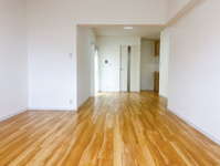 【居間・リビング】 | スカイタウン寺塚住宅25号棟 | ソファー、テーブル、ＴＶ台、どう配置するかは腕の見せ所ですね！考えるとワクワクしませんか？