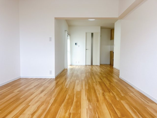 【居間・リビング】 | スカイタウン寺塚住宅25号棟 | ソファー、テーブル、ＴＶ台、どう配置するかは腕の見せ所ですね！考えるとワクワクしませんか？