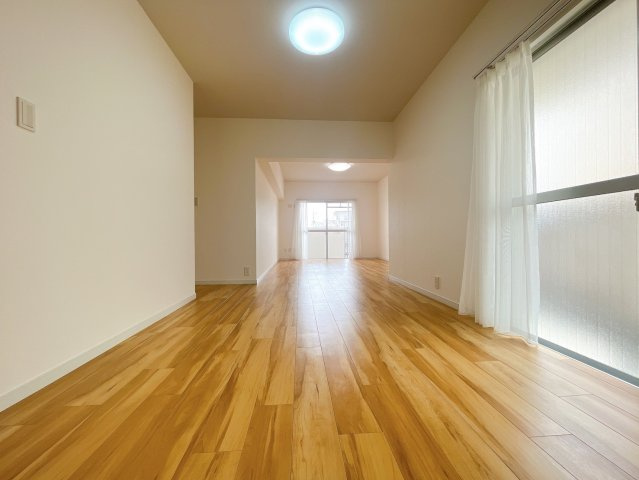 【居間・リビング】 | スカイタウン寺塚住宅25号棟 | ゆっくり過ごしたり食事をしたり、日々の暮らしに彩りを添えてくれる、そんな楽しく豊かな空間になりそうです。