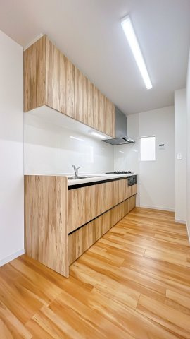 【洋室】 | スカイタウン寺塚住宅25号棟 | キッチンに窓。戸建てだと珍しくはないですが、マンションには案外少ないんです。ただ、朝ご飯作る手元を朝日が優しく照らすっていう雰囲気は、結構代えがたいものがありますよ(＾＾)♪