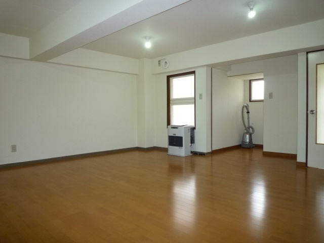 蔵王半郷アパートの居間・リビング