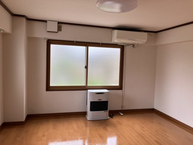 蔵王半郷アパートの洋室