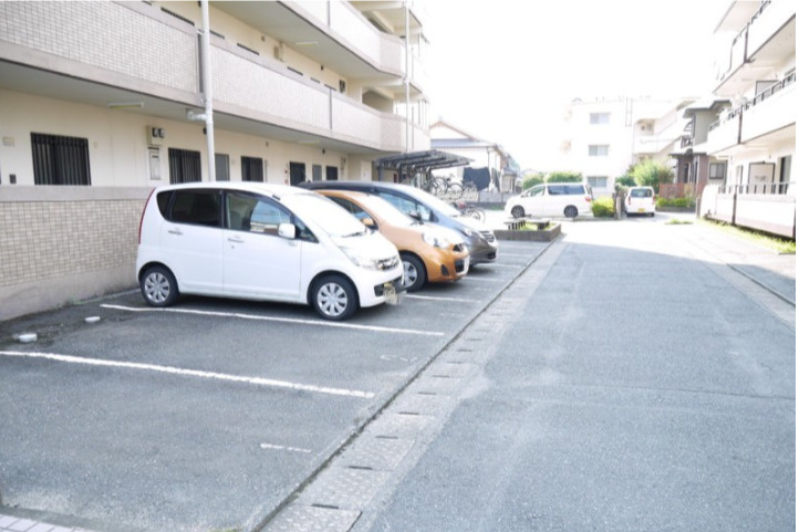 久留米市宮ノ陣５丁目の賃貸マンションの駐車場