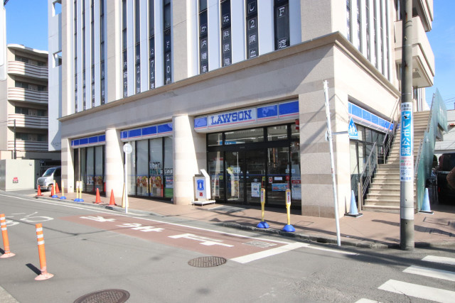 ローソン大和鶴間駅前店まで300ｍ