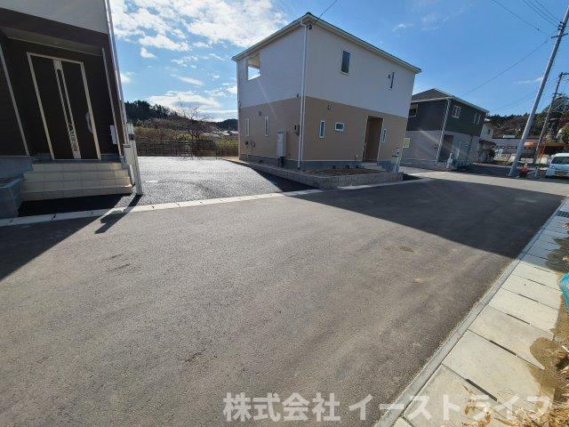 【子育て支援対象】平下荒川第1の前面道路含む現地写真|3号棟建物前幅員6.0ｍの前面道路①
