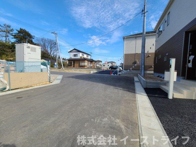 【子育て支援対象】平下荒川第1の前面道路含む現地写真|3号棟建物前幅員6.0ｍの前面道路②