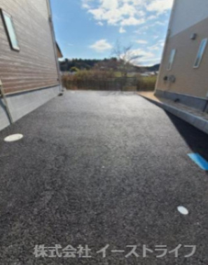 【子育て支援対象】平下荒川第1の駐車場|カースペースです。舗装されているので駐車がしやすいです！
